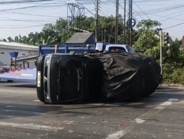 Penampakan colt diesel yang terbalik di jalan Pantura, tepatnya di Bangjo RSUD Rembang, hari ini. Foto: Istimewa.