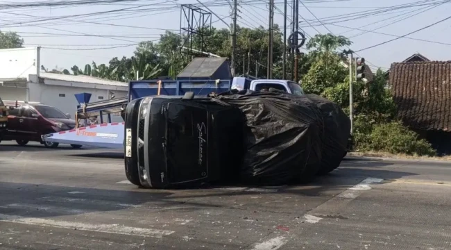 Penampakan colt diesel yang terbalik di jalan Pantura, tepatnya di Bangjo RSUD Rembang, hari ini. Foto: Istimewa.