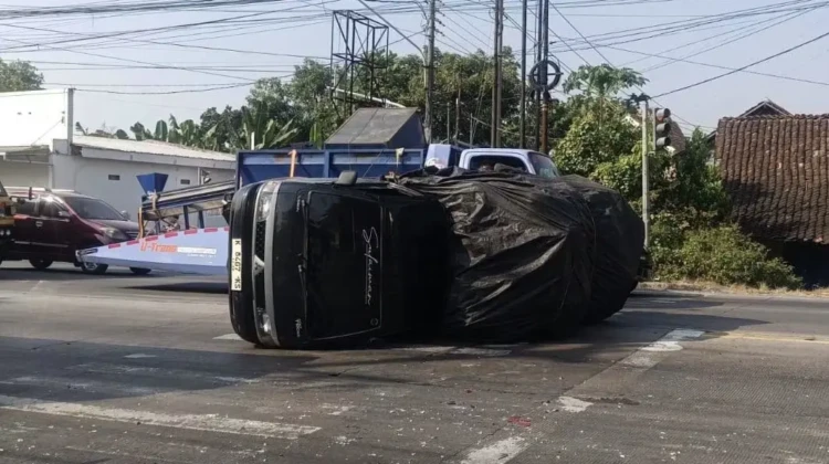 Penampakan colt diesel yang terbalik di jalan Pantura, tepatnya di Bangjo RSUD Rembang, hari ini. Foto: Istimewa.