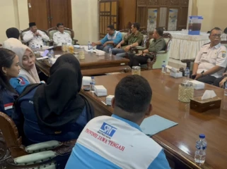 Buruh pabrik PT PWI Rembang saat audiensi dengan Bupati Rembang di Rumah Dinas Bupati, Rabu (24/6/2026). Foto: rembangsepekan.com