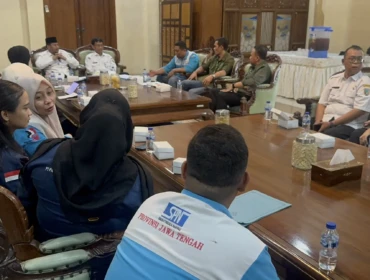 Buruh pabrik PT PWI Rembang saat audiensi dengan Bupati Rembang di Rumah Dinas Bupati, Rabu (24/6/2026). Foto: rembangsepekan.com