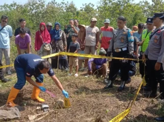 Polisi melakukan olah TKP di lokasi penemuan tengkorak manusia di Desa Sukorejo, Sumber, Rembang, Senin (1/6/2025). Foto: rembangsepekan.com