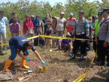 Polisi melakukan olah TKP di lokasi penemuan tengkorak manusia di Desa Sukorejo, Sumber, Rembang, Senin (1/6/2025). Foto: rembangsepekan.com