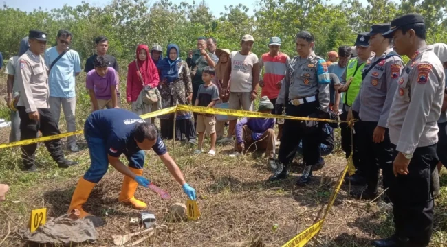 Polisi melakukan olah TKP di lokasi penemuan tengkorak manusia di Desa Sukorejo, Sumber, Rembang, Senin (1/6/2025). Foto: rembangsepekan.com