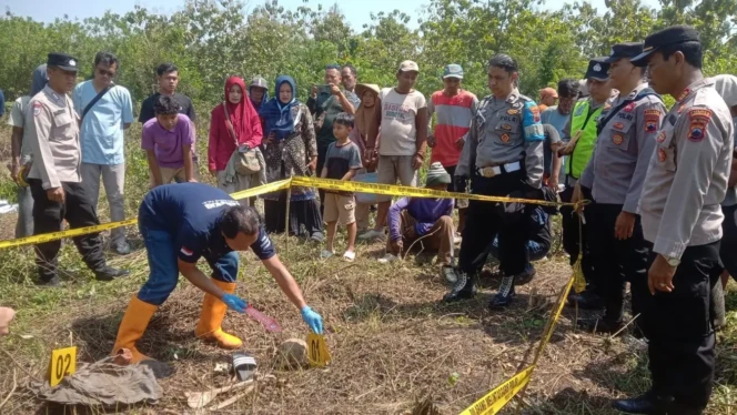 
					Polisi melakukan olah TKP di lokasi penemuan tengkorak manusia di Desa Sukorejo, Sumber, Rembang, Senin (1/6/2025). Foto: rembangsepekan.com