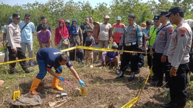 Polisi melakukan olah TKP di lokasi penemuan tengkorak manusia di Desa Sukorejo, Sumber, Rembang, Senin (1/6/2025). Foto: rembangsepekan.com