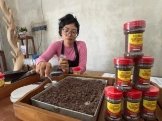 Dian Nurshintorini, pelaku usaha terasi di Rembang, sedang mengemas produknya, Kamis (4/6/2026). Foto: rembangsepekan.com