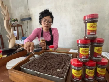 Dian Nurshintorini, pelaku usaha terasi di Rembang, sedang mengemas produknya, Kamis (4/6/2026). Foto: rembangsepekan.com