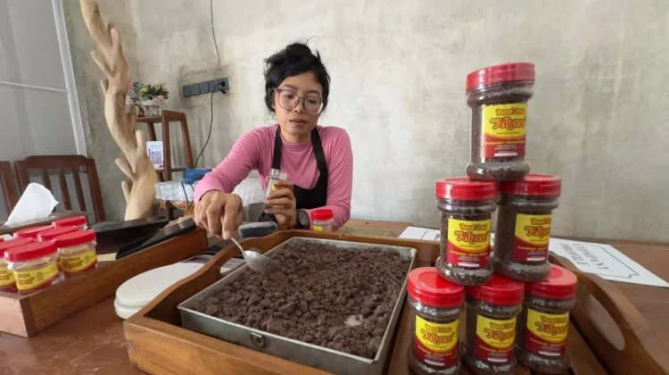 Dian Nurshintorini, pelaku usaha terasi di Rembang, sedang mengemas produknya, Kamis (4/6/2026). Foto: rembangsepekan.com