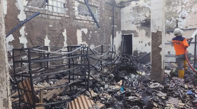 Kebakaran bengkel dan toko sparepart di Desa Sulang, Kecamatan Sulang, Rembang, Kamis (11/6/2026) dini hari. Foto: rembangsepekan.com