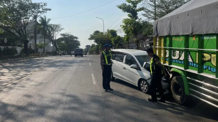 Penampakan mobilio tabrak truk parkir di Jalur Rembang-Blora, Rabu (22/7/2026). Foto: rembangsepekan.com