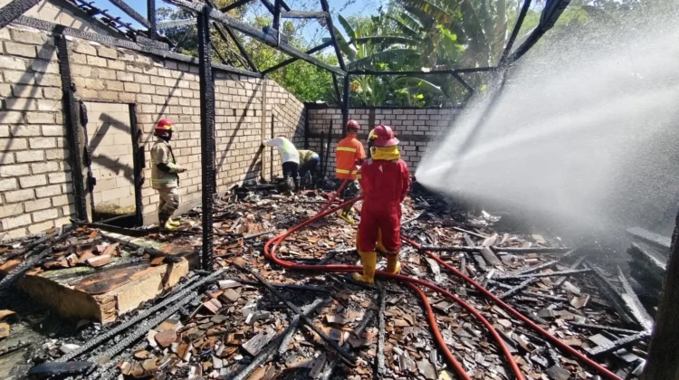 Rumah milik warga Desa Ringin, Pamotan, Rembang, terbakar, Rabu (22/7/2026) pagi. Foto: rembangsepekan.com