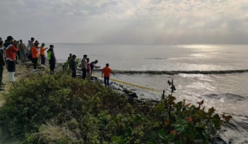 Petugas mengevakuasi mayat yang ditemukan warga di pesisir Pantai Tasikagung, Rembang, Rabu (29/7/2026). Foto: rembangsepekan.com