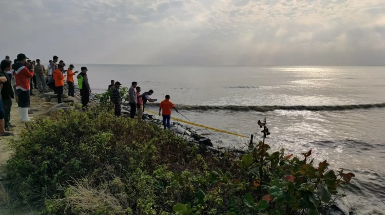 Petugas mengevakuasi mayat yang ditemukan warga di pesisir Pantai Tasikagung, Rembang, Rabu (29/7/2026). Foto: rembangsepekan.com