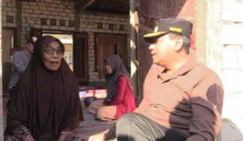 Bupati Harno menyalurkan bantuan untuk korban kebakaran, Jumat (24/7/2026). Foto: rembangsepekan.com