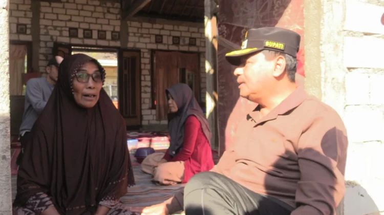 Bupati Harno menyalurkan bantuan untuk korban kebakaran, Jumat (24/7/2026). Foto: rembangsepekan.com