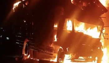 Truk muatan glasswool terbakar di Pantura Sluke, Rembang, Senin (6/7) malam. Foto: rembangsepekan.com