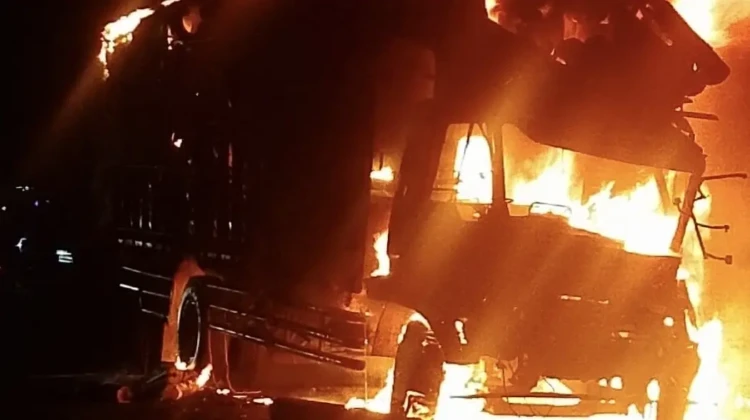 Truk muatan glasswool terbakar di Pantura Sluke, Rembang, Senin (6/7) malam. Foto: rembangsepekan.com