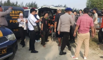 Petugas mengevakuasi mayat yang ditemukan warga di pesisir Pantai Tasikagung, Rembang, Rabu (29/7/2026). Foto: rembabgsepekan.com
