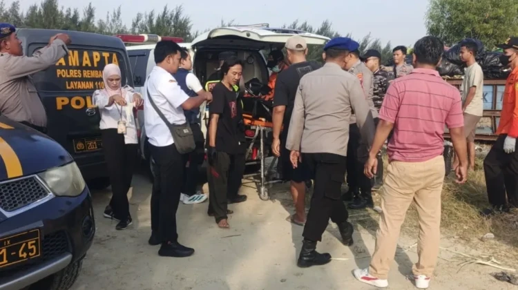 Petugas mengevakuasi mayat yang ditemukan warga di pesisir Pantai Tasikagung, Rembang, Rabu (29/7/2026). Foto: rembabgsepekan.com