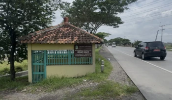Penampakan makam misterius di pinggir Jalur Pantura Lasem. Foto: rembangsepekan.com