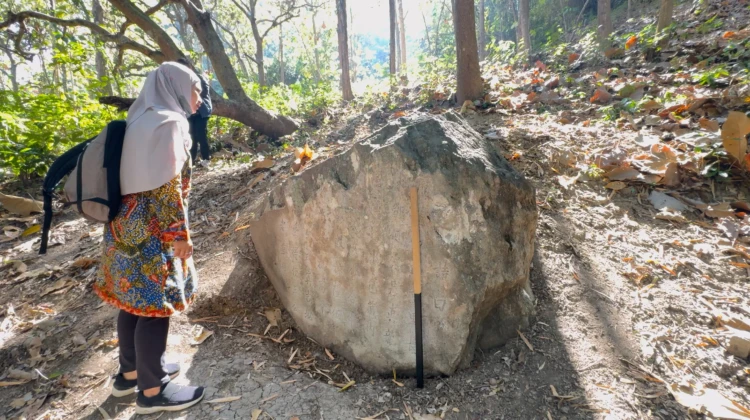 Prasasti kuno beraksara China ditemukan warga di Dukuh Ngasinan, Desa Warugunung, Pancur. Foto: rembangsepekan.com