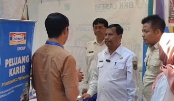 Bupati Rembang Harno meninjau stand-stand di Acara Job Fair Rembabg 2026, Rabu (22/7/2026). Foto: rembangsepekan.com
