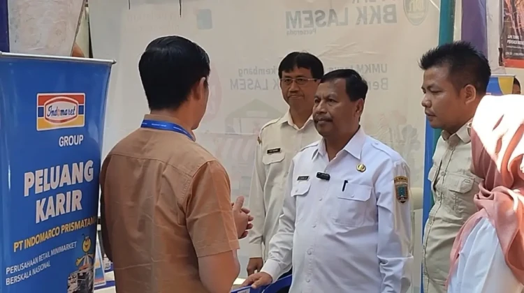 Bupati Rembang Harno meninjau stand-stand di Acara Job Fair Rembabg 2026, Rabu (22/7/2026). Foto: rembangsepekan.com