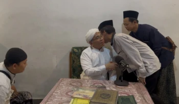 Ketum PBNU KH Yahya Cholil Staquf (Gus Yahya) usai mengisi pengajian rutin di Ponpes Raudlatut Thalibin, Leteh, Rembang. Foto: rembangsepekan.com