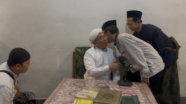 Ketum PBNU KH Yahya Cholil Staquf (Gus Yahya) usai mengisi pengajian rutin di Ponpes Raudlatut Thalibin, Leteh, Rembang. Foto: rembangsepekan.com