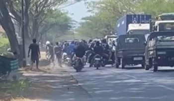 Tangkap layar video tawuran pelajar di Jalur Pantura Punjulharjo, Rembang, Sabtu (25/7/2026).