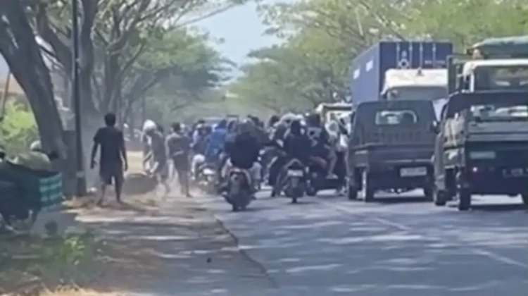 Tangkap layar video tawuran pelajar di Jalur Pantura Punjulharjo, Rembang, Sabtu (25/7/2026).