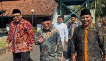 Mendikdasmen Abdul Mu'ti (tengah) didampingi Bupati Rembang Harno dan Wakil Bupati M Hanies Cholil Barro' saat menghadiri acara di Pendopo Kabupaten Rembang, Sabtu (4/7/2026). Foto: rembangsepekan.com