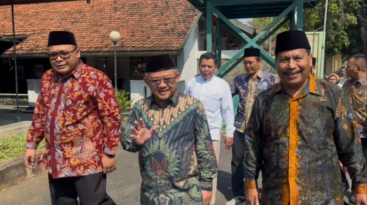Mendikdasmen Abdul Mu'ti (tengah) didampingi Bupati Rembang Harno dan Wakil Bupati M Hanies Cholil Barro' saat menghadiri acara di Pendopo Kabupaten Rembang, Sabtu (4/7/2026). Foto: rembangsepekan.com
