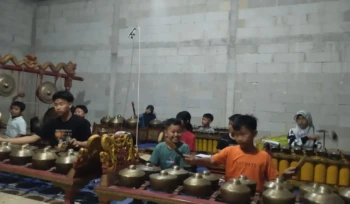 Anak-anak Desa Sekararum, Sumber belajar musik gamelan. Foto: rembangsepekan.com