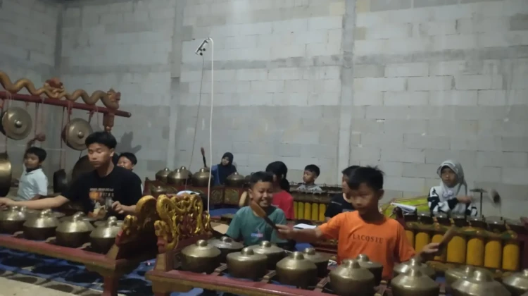 Anak-anak Desa Sekararum, Sumber belajar musik gamelan. Foto: rembangsepekan.com