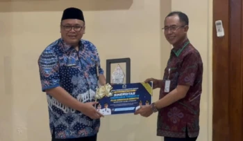 Kepala Bapenda Jateng, Muhamad Masrofi dan Wakil Bupati Rembang Mochamad Hanies Cholil Barro’ usai acara sinergi di Rumdin Bupati, Selasa (14/7). Foto: rembangsepekan.com