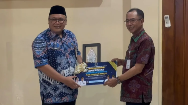 Kepala Bapenda Jateng, Muhamad Masrofi dan Wakil Bupati Rembang Mochamad Hanies Cholil Barro’ usai acara sinergi di Rumdin Bupati, Selasa (14/7). Foto: rembangsepekan.com
