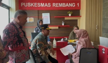 Bupati Rembang Harno meninjau pelayanan di Puskesmas Rembang 1, Selasa (21/7). Foto: rembangsepekan.com