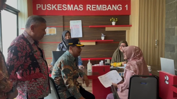 Bupati Rembang Harno meninjau pelayanan di Puskesmas Rembang 1, Selasa (21/7). Foto: rembangsepekan.com