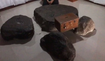 Batu Pasujudan Sunan Bonang, di Kompleks Pasujudan Sunan Bonang, Lasem, Rembang. Foto: rembangsepekan.com