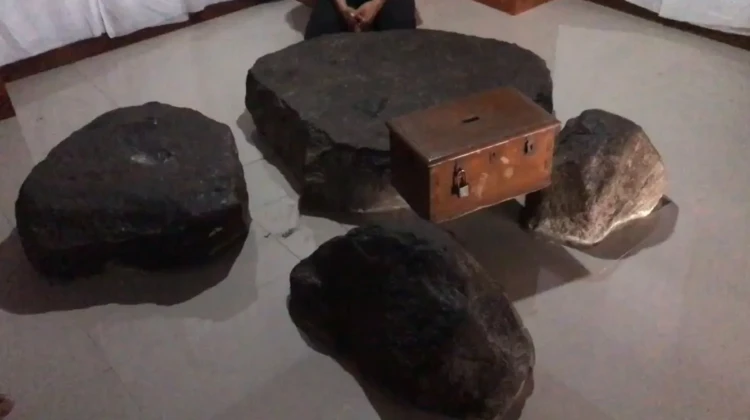 Batu Pasujudan Sunan Bonang, di Kompleks Pasujudan Sunan Bonang, Lasem, Rembang. Foto: rembangsepekan.com
