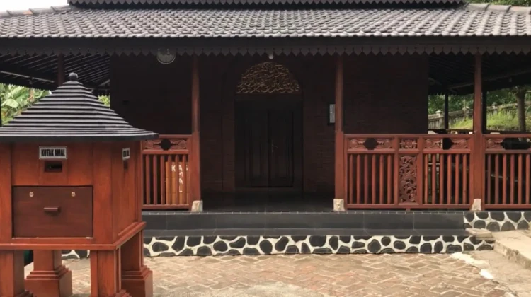Makam Putri Campa di Kompleks Pasujudan Sunan Bonang di Bonang, Lasem, Rembang. Foto: rembangsepekan.com