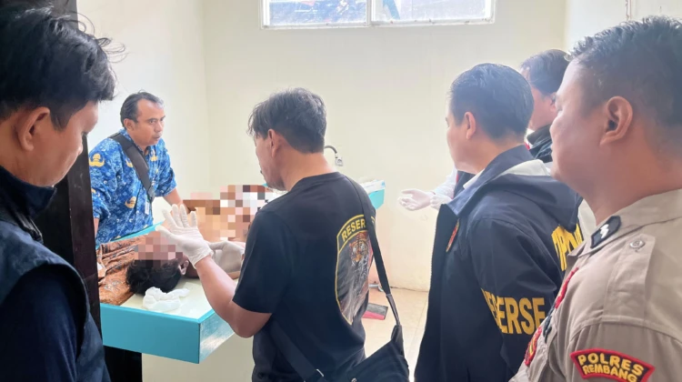 Jenazah korban saat di ruang kamar mayat RSUD Rembang, Senin (17/8/2026). Foto: rembangsepekan.com