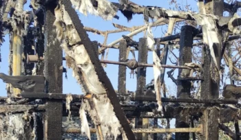 Penampakan kapal freezer di Galangan Sarang, Rembang yang terbakar, Minggu (2/8/2026) dini hari. Foto: rembabgsepekan.com