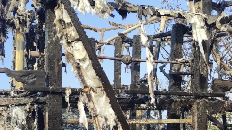 Penampakan kapal freezer di Galangan Sarang, Rembang yang terbakar, Minggu (2/8/2026) dini hari. Foto: rembabgsepekan.com