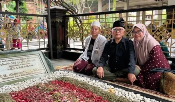 Gus Mus bersama salah satu putri dan cucunya, Ning Kautsar Mustofa Uzmut dan Muhammad
Rooqy Haidarah Habibi saat berziarah di Makam Gus Dur. Foto: Facebook Ning Kautsar Mustofa Uzmut