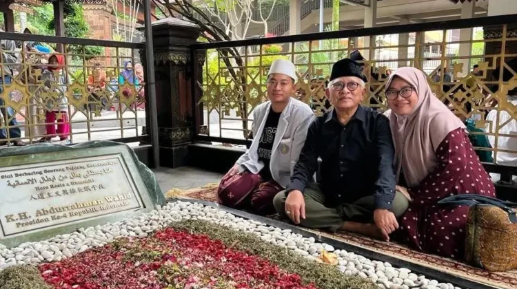 Gus Mus bersama salah satu putri dan cucunya, Ning Kautsar Mustofa Uzmut dan Muhammad
Rooqy Haidarah Habibi saat berziarah di Makam Gus Dur. Foto: Facebook Ning Kautsar Mustofa Uzmut