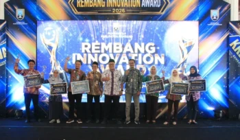 WAKIL BUPATI REMBANG MOCHAMAD HANIES CHOLIL BARRO' MENYERAHKAN PENGHARGAAN KEPADA PEMENANG REMBANG INNOVATION AWARD DAN KRENOVA 2026 DI PENDOPO MUSEUM KARTINI, SELASA (4/8). Foto: rembangsepekan.com