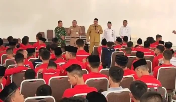 Wakil Bupati Rembang Mochamad Hanies Cholil Barro’ mengunjungi Sekolah Rakyat di Desa Kaliombo, Senin (10/8). Foto: rembangsepekan.com